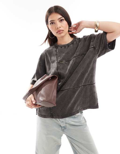 ASOS DESIGN – Oversize-T-Shirt in verwaschenem Anthrazit mit Lochmuster und Patchwork-Design