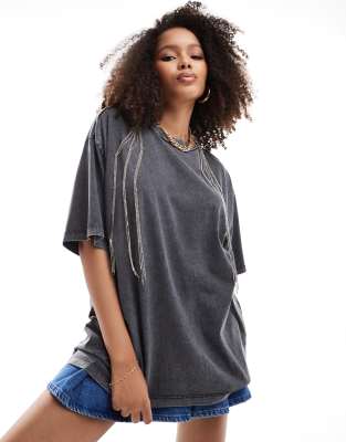 ASOS DESIGN - Oversize-T-Shirt in verwaschenem Anthrazit mit silberfarbener Kettenverzierung-Grau