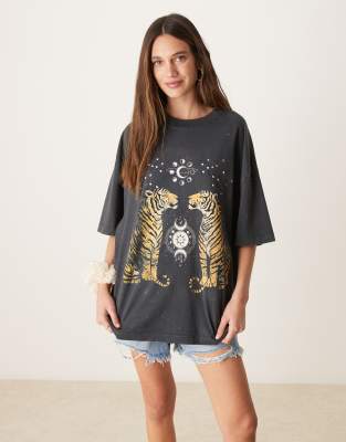 ASOS DESIGN - Oversize-T-Shirt in verwaschenem Anthrazit mit Tiger-Grafikprint-Grau