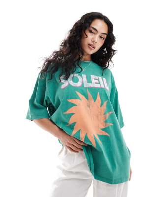 ASOS DESIGN - Oversize-T-Shirt in verwaschenem Grün mit „Soleil"-Grafik