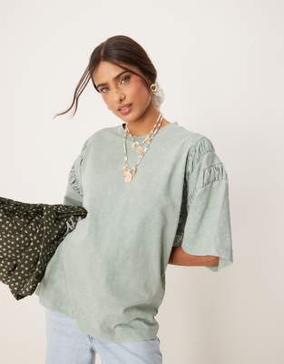 ASOS DESIGN - Oversize-T-Shirt in verwaschenem Khaki mit gerafften Ärmeldetail-Bunt