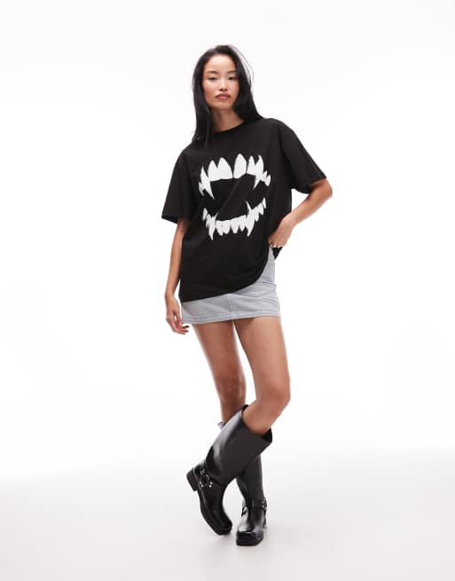 ASOS DESIGN – Oversize-T-Shirt in verwaschenem Schwarz mit Vampirzahn-Grafik, 2 von 4