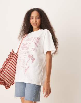 ASOS DESIGN - Oversize-T-Shirt in Weiß mit Bandgrafik und Spitzen-Overlay