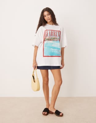 ASOS DESIGN - Oversize-T-Shirt in Weiß mit „Biarritz"-Standort-Print