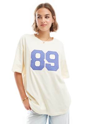 ASOS DESIGN - Oversize-T-Shirt in Weiß mit Denim-Applikation auf der Vorderseite