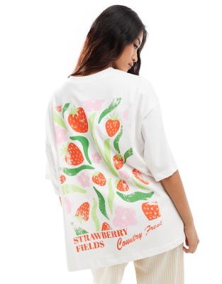 ASOS DESIGN - Oversize-T-Shirt in Weiß mit Erdbeerblumen-Grafikprint am Rücken