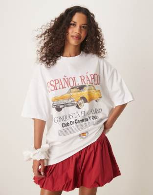 ASOS DESIGN - Oversize-T-Shirt in Weiß mit „gelbes Auto"-Grafik