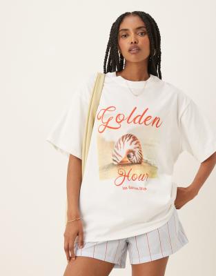 ASOS DESIGN - Oversize-T-Shirt in Weiß mit goldfarbener Uhren-Grafik