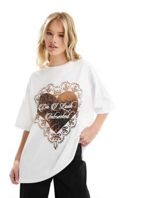 ASOS DESIGN - Oversize-T-Shirt in Weiß mit Grafik in Spitzendecken-Optik mit Slogan und Leopardenmuster-Rosa