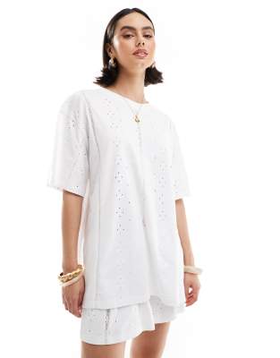 ASOS DESIGN - Oversize-T-Shirt in Weiß mit Lochstickerei und Spitzeneinsätzen