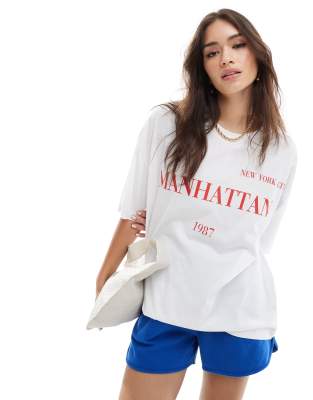 ASOS DESIGN - Oversize-T-Shirt in Weiß mit „Manhattan"-Grafik