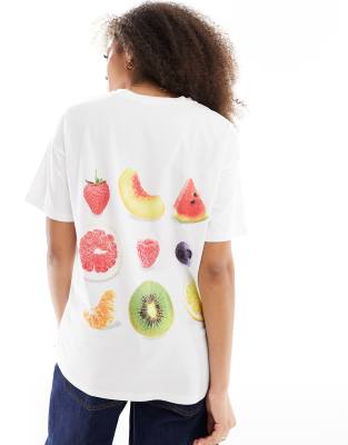 ASOS DESIGN - Oversize-T-Shirt in Weiß mit platzierten Früchte-Grafikprints auf dem Rücken