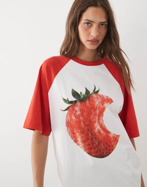 ASOS DESIGN – Oversize-T-Shirt in Weiß mit Raglanärmeln in Rot und Erdbeer-Grafikprint, 2 von 4