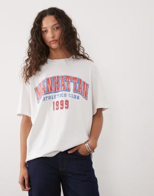 ASOS DESIGN - Oversize-T-Shirt in Weiß und Rot mit „Manhattan Athletics Dept"-Grafik