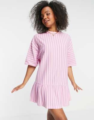 ASOS DESIGN - Oversize-T-Shirt-Kleid mit Rüschensaum und rosa und lila Streifen