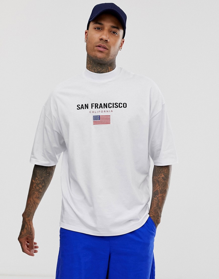 ASOS DESIGN – Oversize-t-shirt med halvpolokrage, stadsmotiv och broderad flagga-Vit