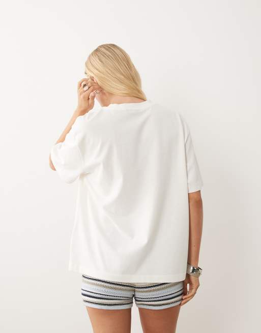 ASOS DESIGN Oversize-T-Shirt mit Airbrush-Delfinmotiv in Cremeweiß, 4 von 4