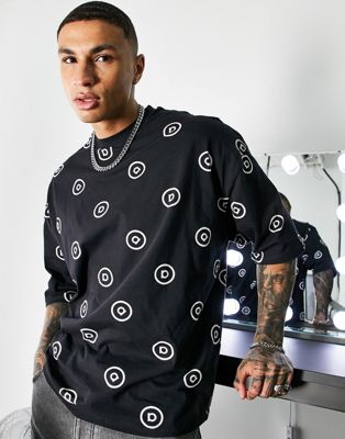 ASOS DESIGN – Oversize-T-Shirt mit ganzflächigem Logoprint in Schwarz
