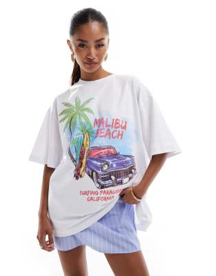 ASOS DESIGN - Oversize-T-Shirt mit „Malibu Beach"-Print in Weiß-Bunt