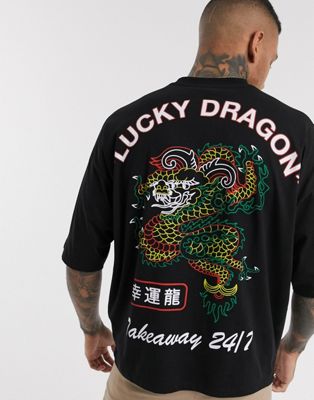ASOS DESIGN – Oversize-T-Shirt mit rückwärtigem Drachenmotiv und gesticktem Schriftzug auf der Brust-Schwarz