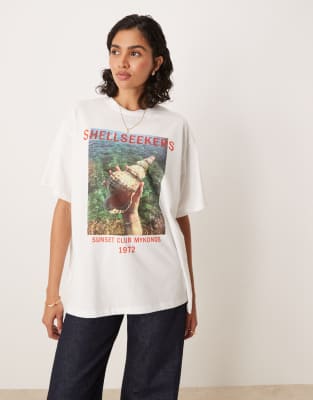 ASOS DESIGN - Oversize-T-Shirt mit „Shellseekers"-Print-Weiß
