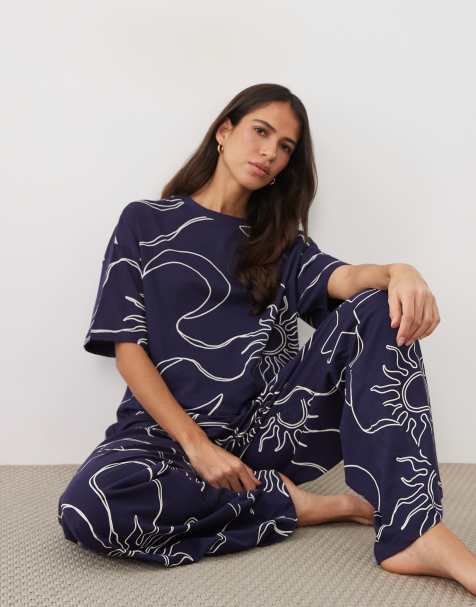 ASOS DESIGN Oversize-T-Shirt und Hose mit weitem Bein als Pyjama-Set mit Mond- und Sternen-Schablonenprint - view 1
