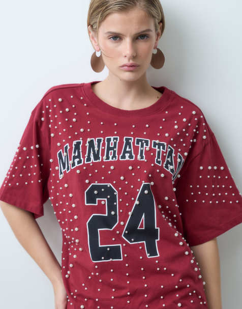 ASOS DESIGN oversize t-shirt z grafiką Manhattan zdobioną perłami w kolorze czerwonym - view 1