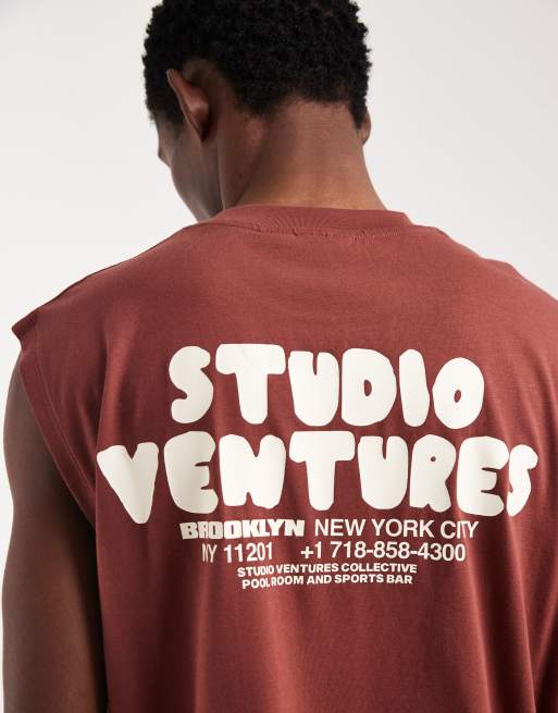 ASOS DESIGN – Oversize-Tanktop in Burgunderrot mit Textprint in Bubble-Optik auf dem Rücken, 3 von 5