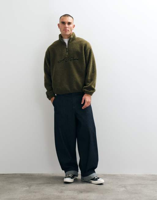 ASOS DESIGN Oversize Teddy-Pullover mit Viertelreißverschluss und Stickerei in Olivgrün, 3 von 5