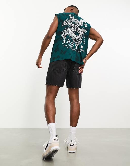 ASOS DESIGN – Oversize-Trägershirt in Grün mit Batikmuster und Drachen-Print auf dem Rücken
