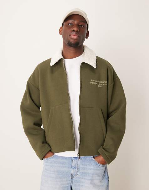 ASOS DESIGN – Oversize-Trainerjacke aus Jersey in Khaki mit Teddyfellkragen und Print auf der Brust - view 1