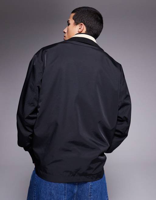 ASOS DESIGN – Oversize-Trainerjacke in Schwarz mit Stickerei und Zierstreifen, 2 von 4
