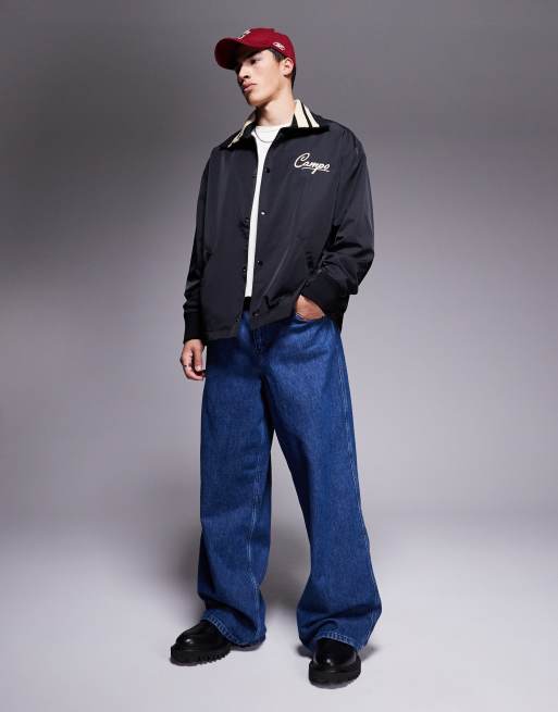 ASOS DESIGN – Oversize-Trainerjacke in Schwarz mit Stickerei und Zierstreifen, 3 von 4