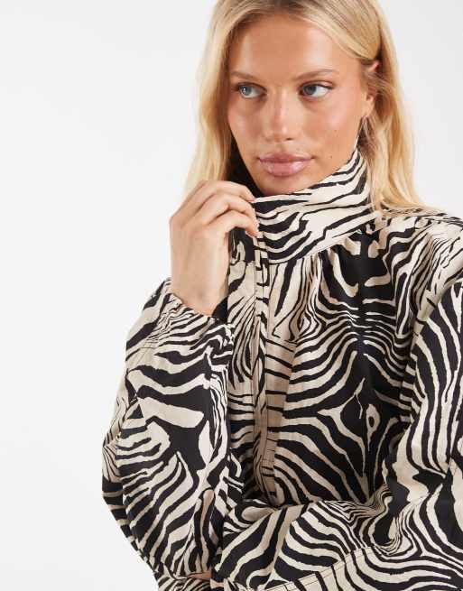 ASOS DESIGN – Oversize-Trainingsjacke mit Ballonsaum und Zebramuster, 3 von 4