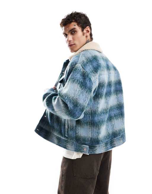 ASOS DESIGN – Oversize-Trucker-Jacke in Wolloptik mit blauem Karomuster und Teddyfell-Kragen, 4 von 4
