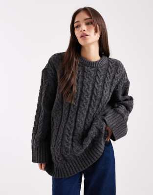 ASOS DESIGN - Oversize-Zopfstrickpullover in Anthrazit mit Rundhalsausschnitt-Grau