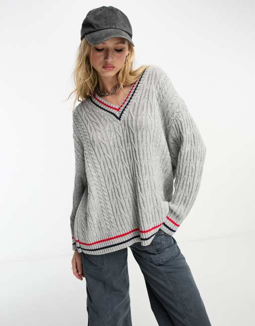 ASOS Design – Oversize-Zopfstrickpullover in Grau mit V-Ausschnitt und Kontraststreifen