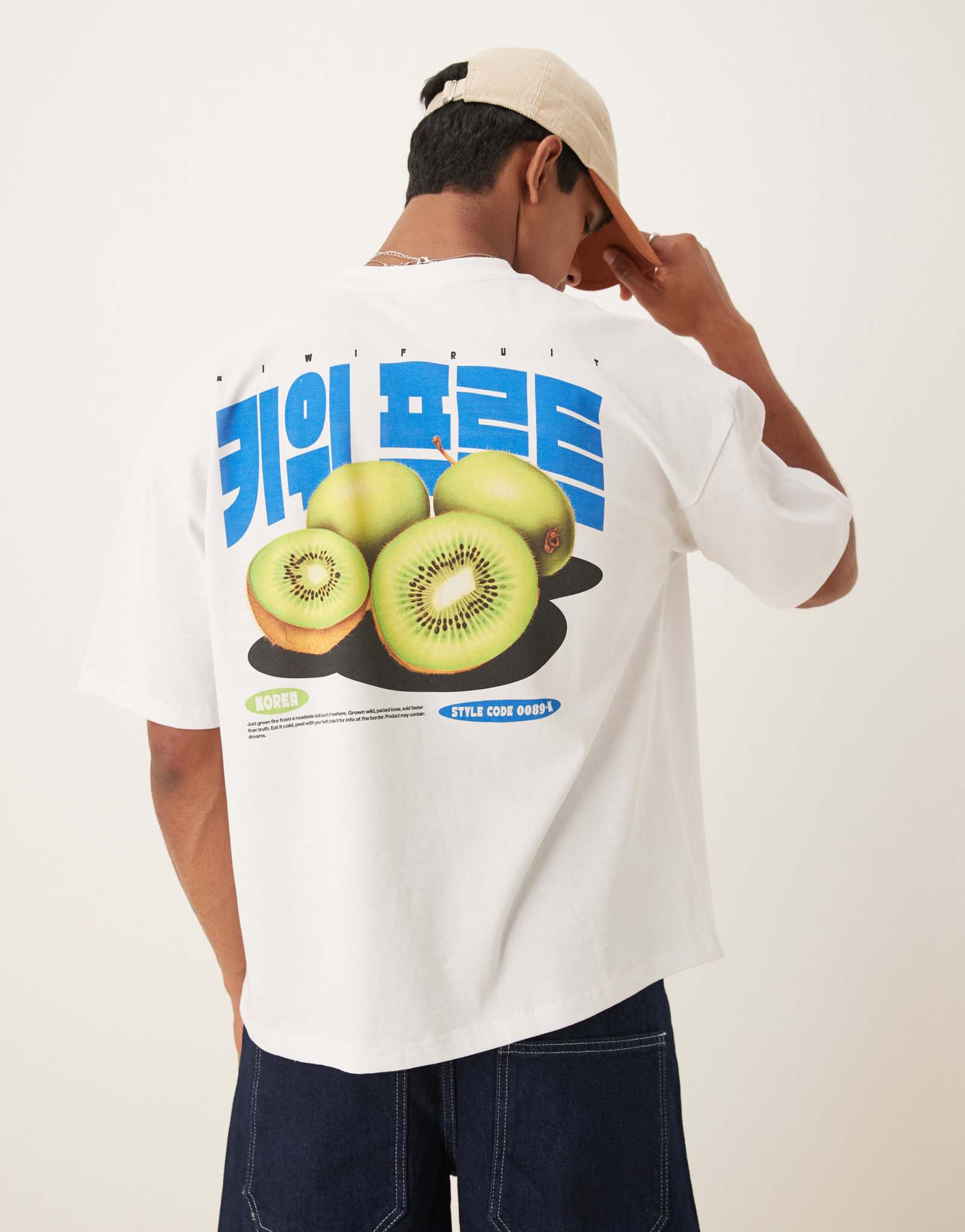 Футболка ASOS DESIGN oversize 220gsm с принтом киви на спине белого цвета 