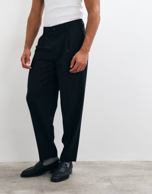 ASOS DESIGN oversized avsmalnande veckade kostymbyxor i marinblå kritstrecksrand, 5 av 5