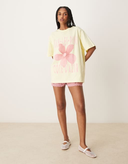ASOS DESIGN - Oversized baby T-shirt met Cote d'Azur-print in botergeel, 3 van 4