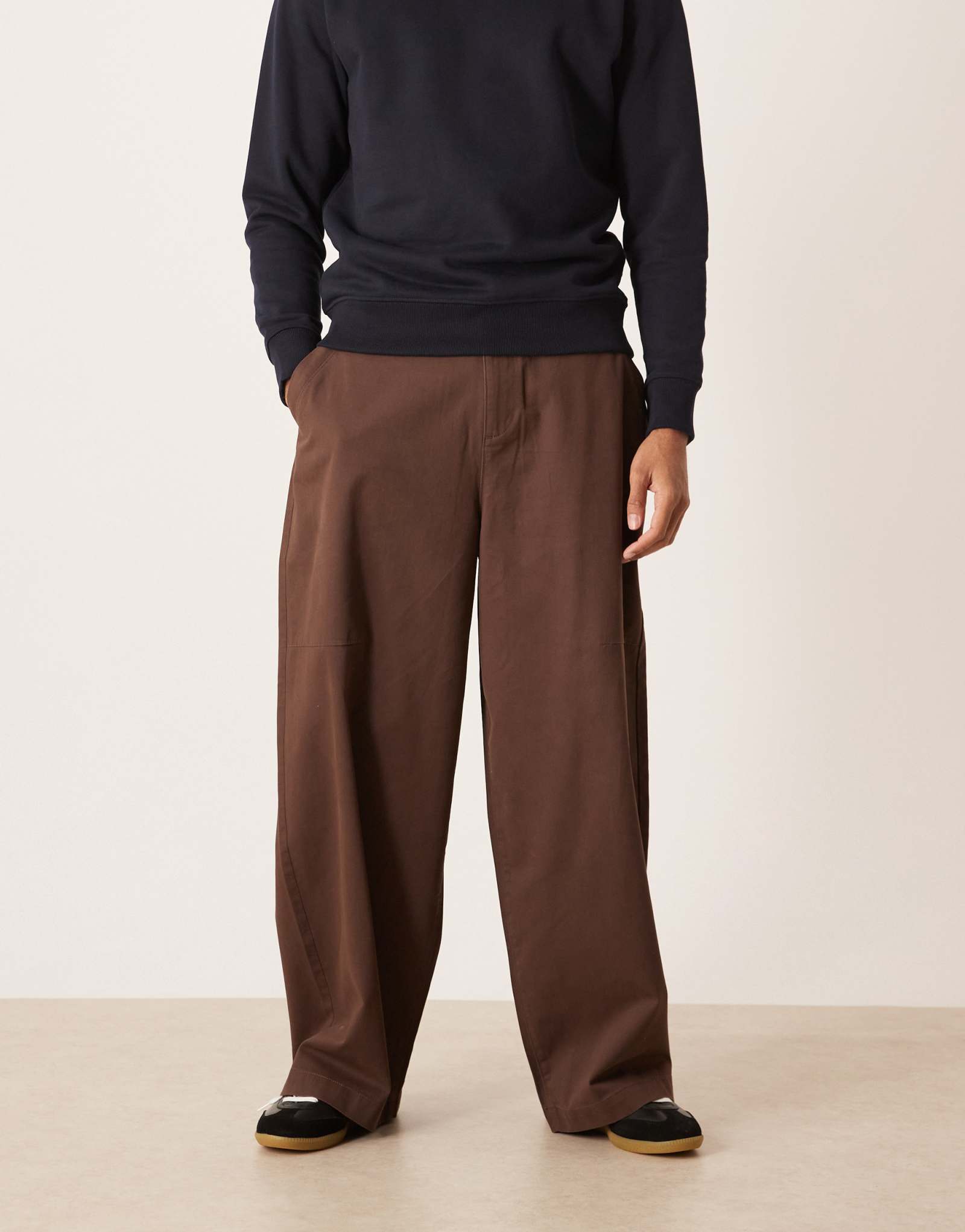 ДИЗАЙНЕРСКИЕ мешковатые брюки-чиносы оверсайз от ASOS коричневого цвета со складками