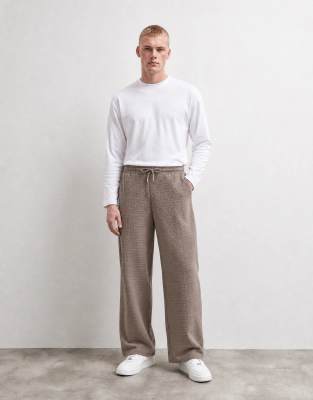 ДИЗАЙНЕРСКИЕ спортивные брюки ASOS с объемной текстурой в виде воздушного шара и боковой складкой в бежевом цвете driftwood
