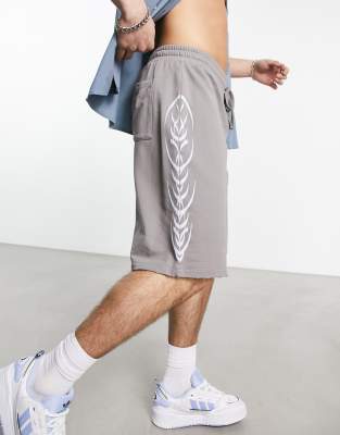 ASOS DESIGN ASOS DESIGN oversized basketball shorts in grey with side print and nibbling