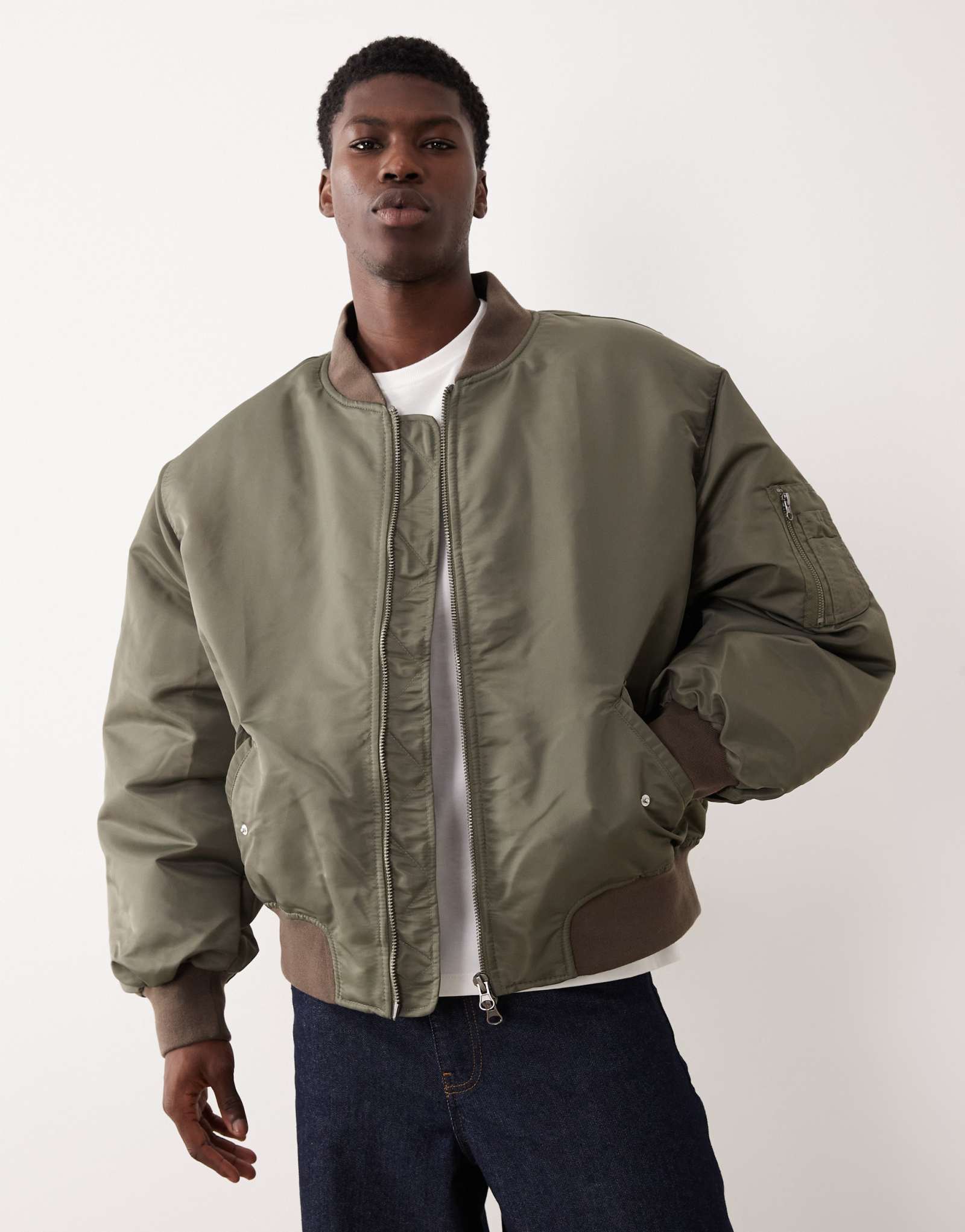 ДИЗАЙНЕРСКАЯ куртка-бомбер оверсайз от ASOS цвета хаки 