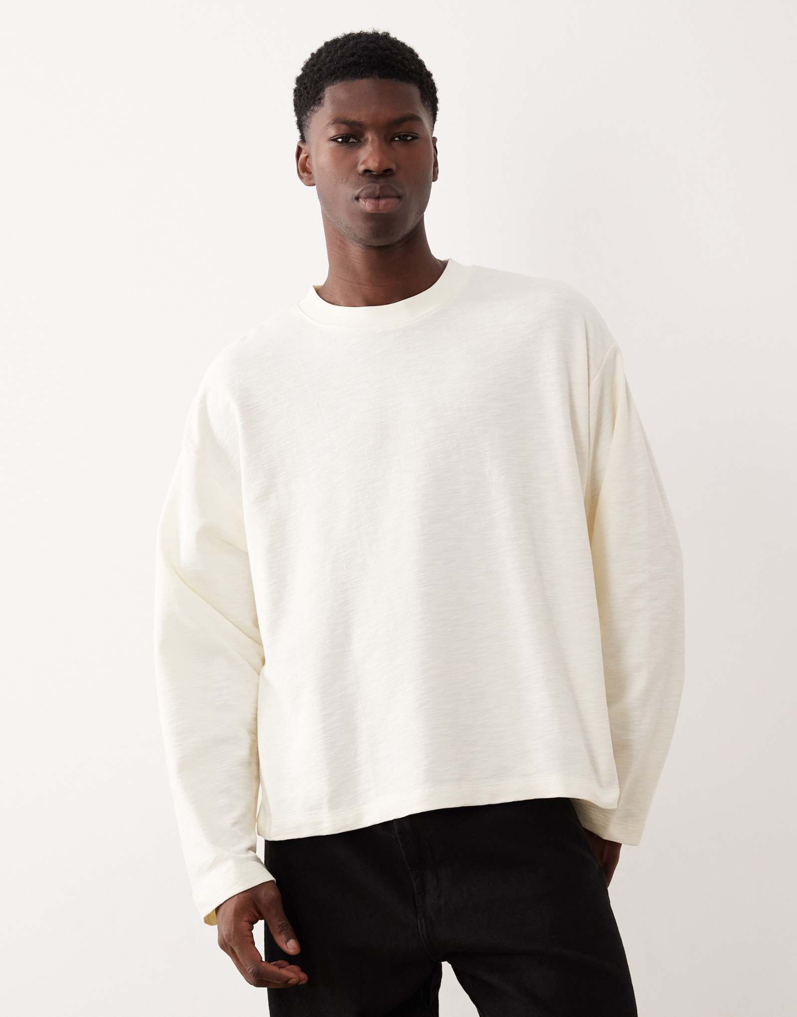 ДИЗАЙНЕРСКАЯ футболка оверсайз с длинным рукавом свободного кроя кремовой текстуры от ASOS DESIGN