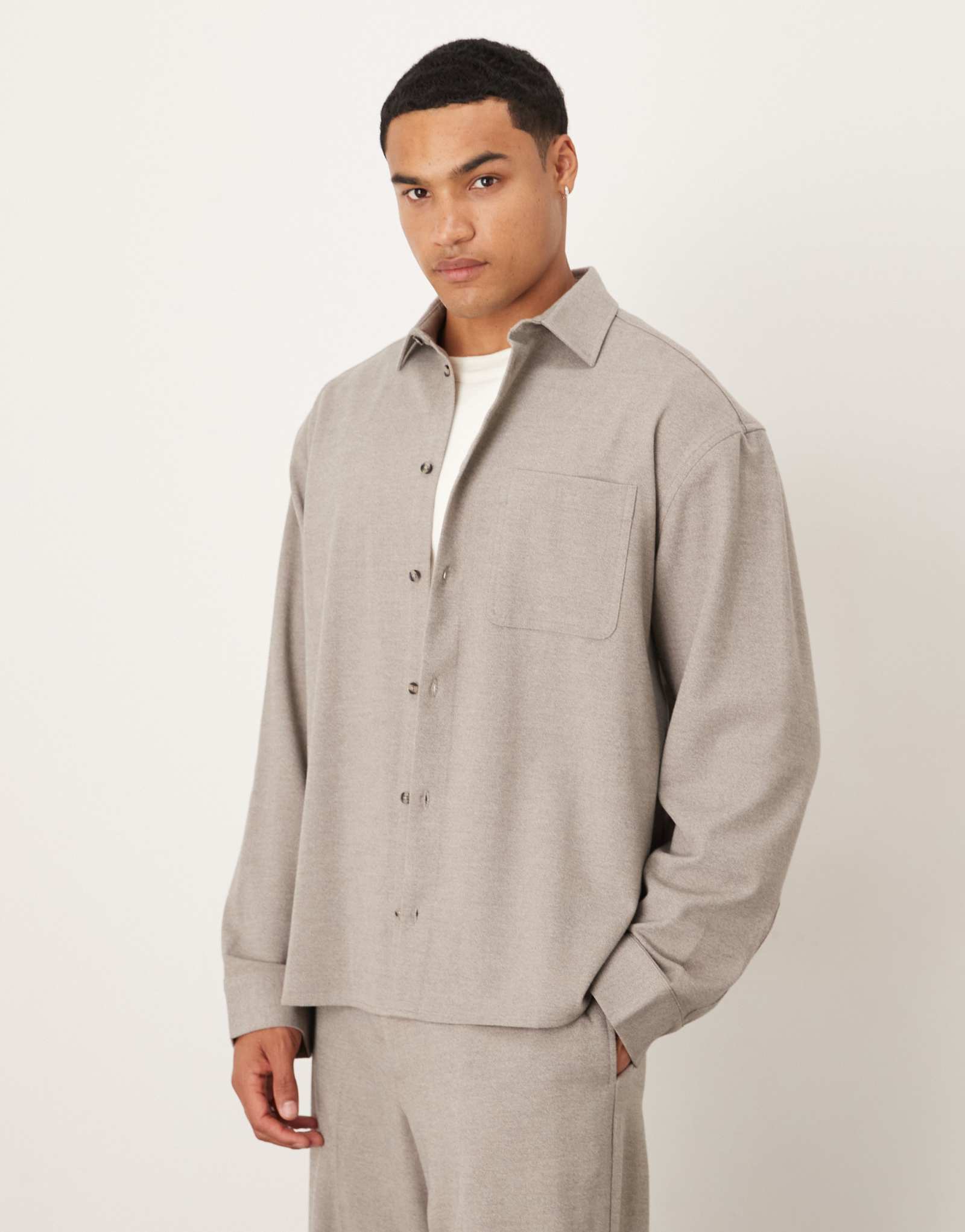 Рубашка свободного кроя оверсайз от ASOS DESIGN из нейтральной матовой саржи