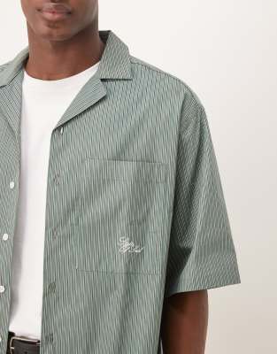 ASOS DESIGN - Camicia oversize squadrata verde a righe con tasca ricamata