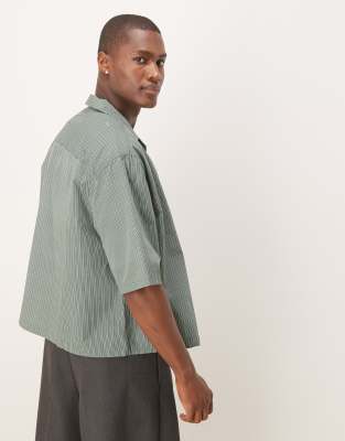 ASOS DESIGN - Camicia oversize squadrata verde a righe con tasca ricamata