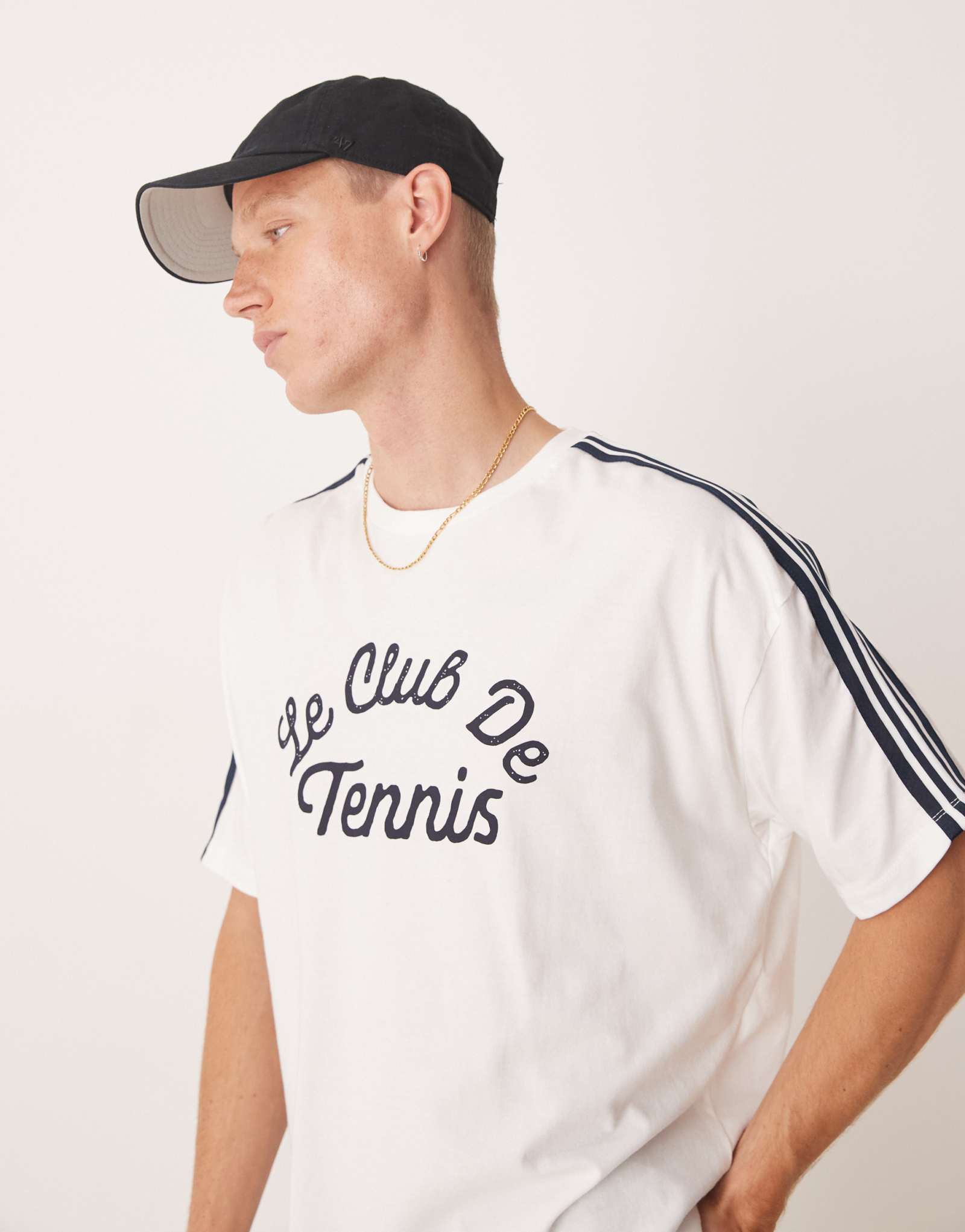 ДИЗАЙНЕРСКАЯ футболка свободного кроя оверсайз от ASOS со спортивным рисунком и белой лентой