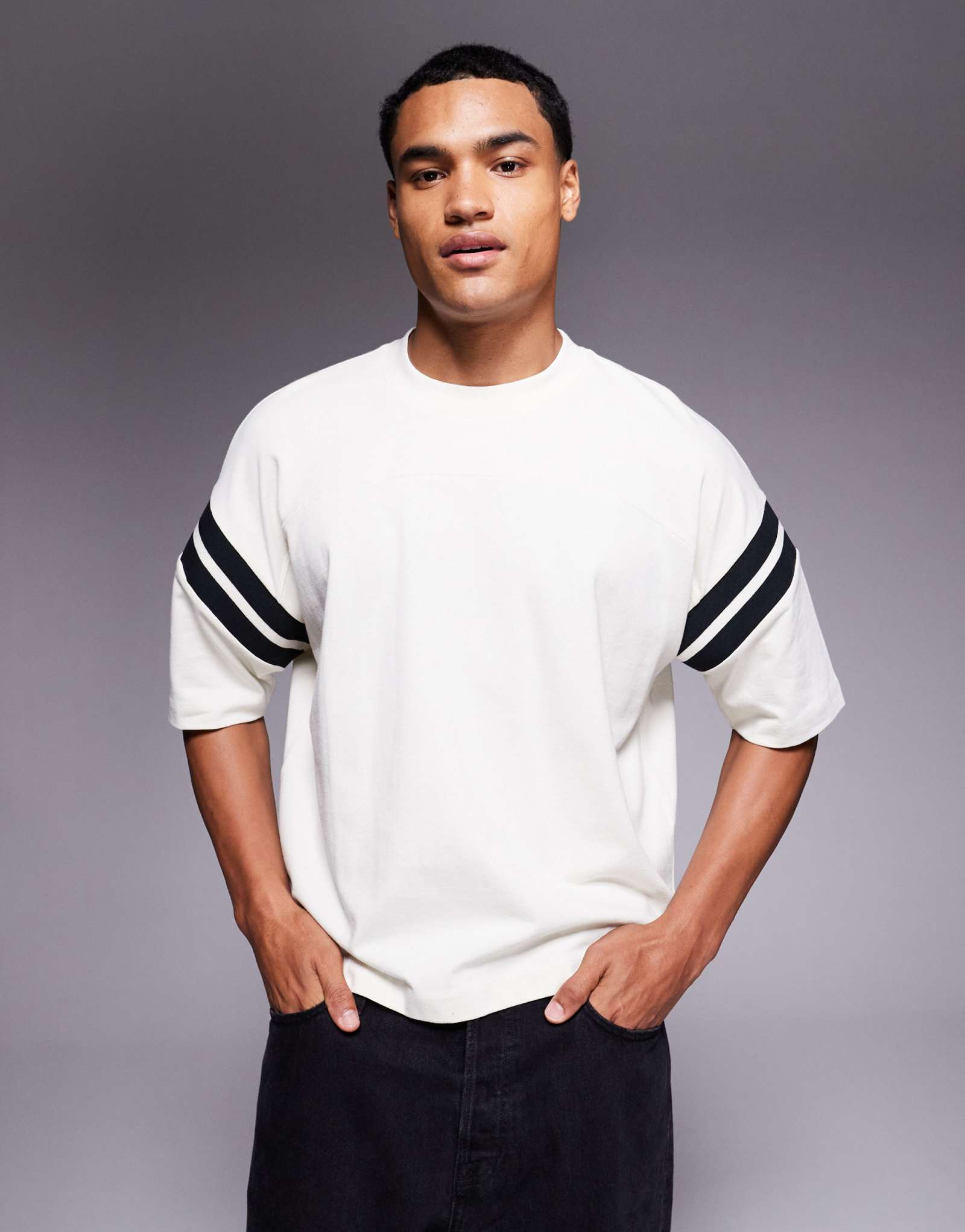 ДИЗАЙНЕРСКАЯ футболка свободного кроя оверсайз от ASOS с белыми вставками кремового цвета